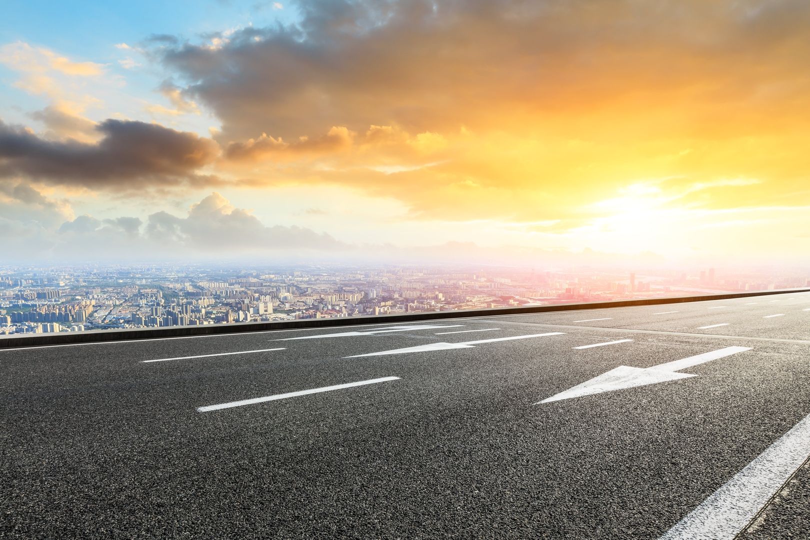 Eine Straße mit einer Stadt im Hintergrund